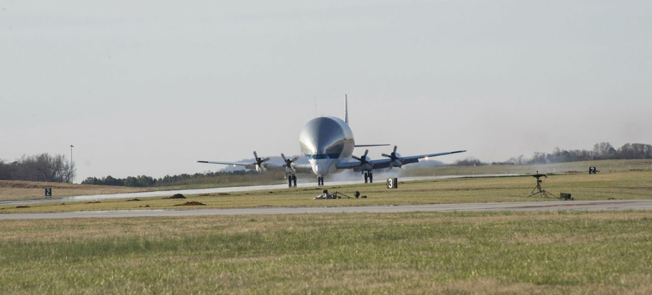 Un super avion cargo est capable de transporter les plus grandes charges d’équipements et de véhicules de la NASA.