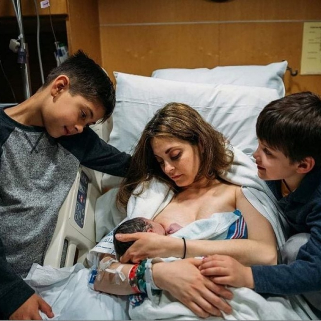 A touching Moment: 9-Year-Old Boy Assisting His Mother in Childbirth Melts Hearts Everywhere - Ban tin