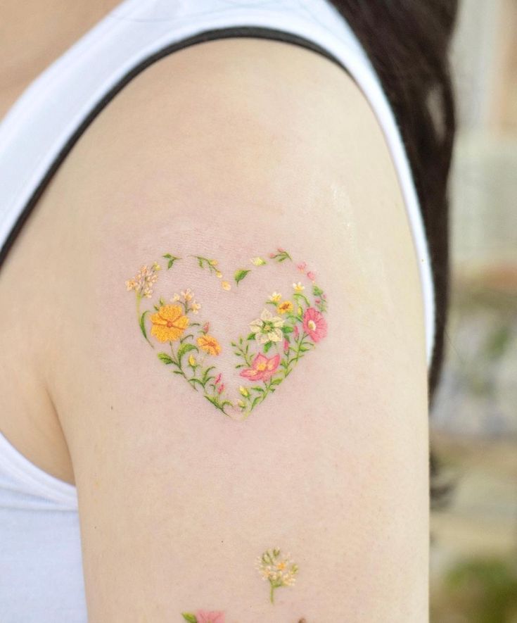 El Encanto Floral: Un Tatuaje de Corazón y Hojas para Mujeres