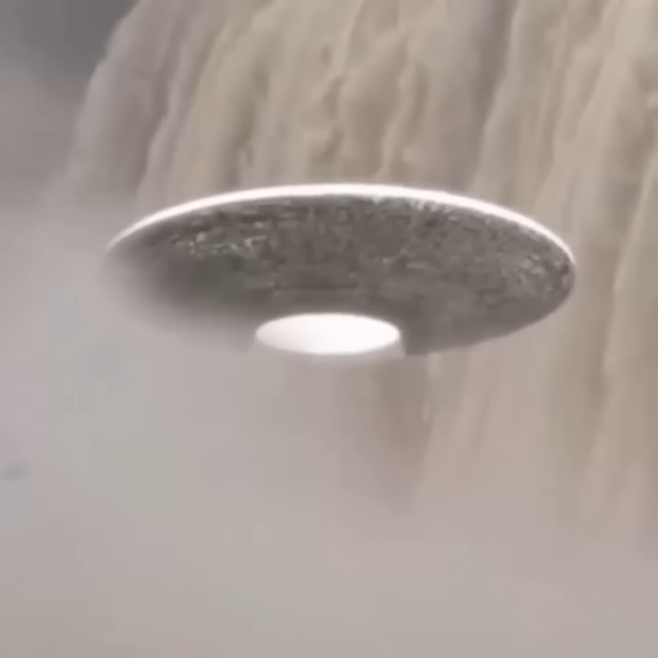 Unraveling the Enigma: Mysterious UFO(OVNI) Emerges from turbulent Waters, Leaving Witnesses Bewildered