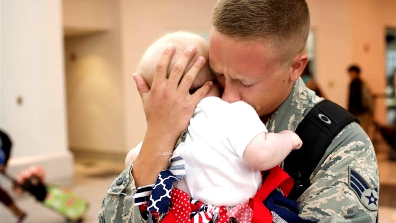 🤗 Heartwarming Reunion: Military Father Embraces His Newborn!